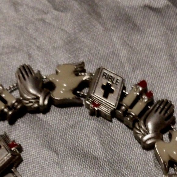 Religious Slide Bracelet Holy Bible/White Doves/Praying Hands VTG 1980's - Picture 4 of 8